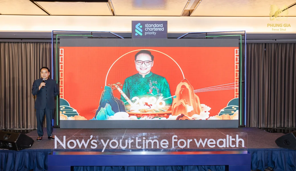 Phong thủy được đặt trong bối cảnh tài chính chuyên nghiệp tại buổi đào tạo nội bộ của ngân hàng quốc tế Standard Chartered