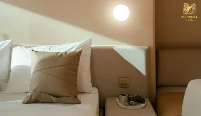 Vàng nhạt, nâu nhạt làm nền ổn định, giúp phòng ngủ mệnh Mộc ấm áp và cân bằng năng lượng