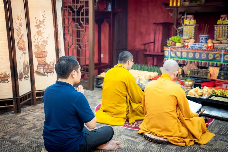 Master Phùng Phương đích thân thỉnh và tham dự nghi thức khai quang vật phẩm