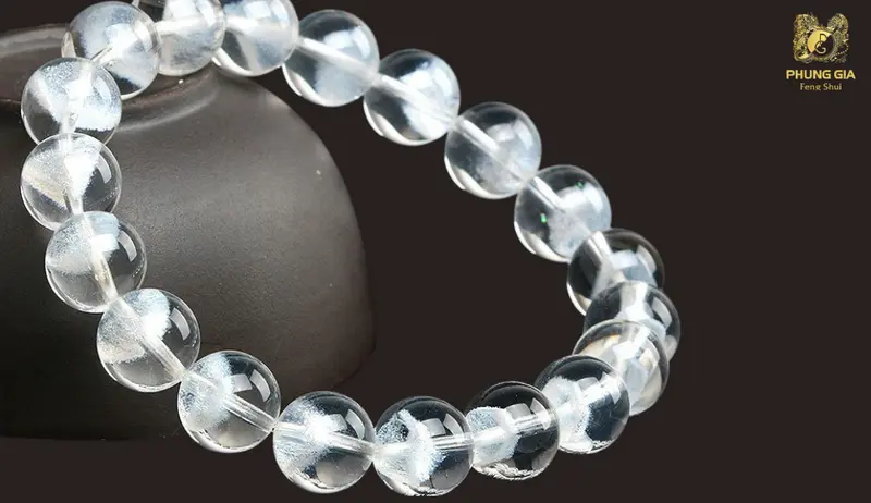 Thạch anh ưu linh trắng hỗ trợ khai thông cơ hội, ổn định tài lộc và giúp người mệnh Thủy giữ vững tinh thần, tài chính bền lâu
