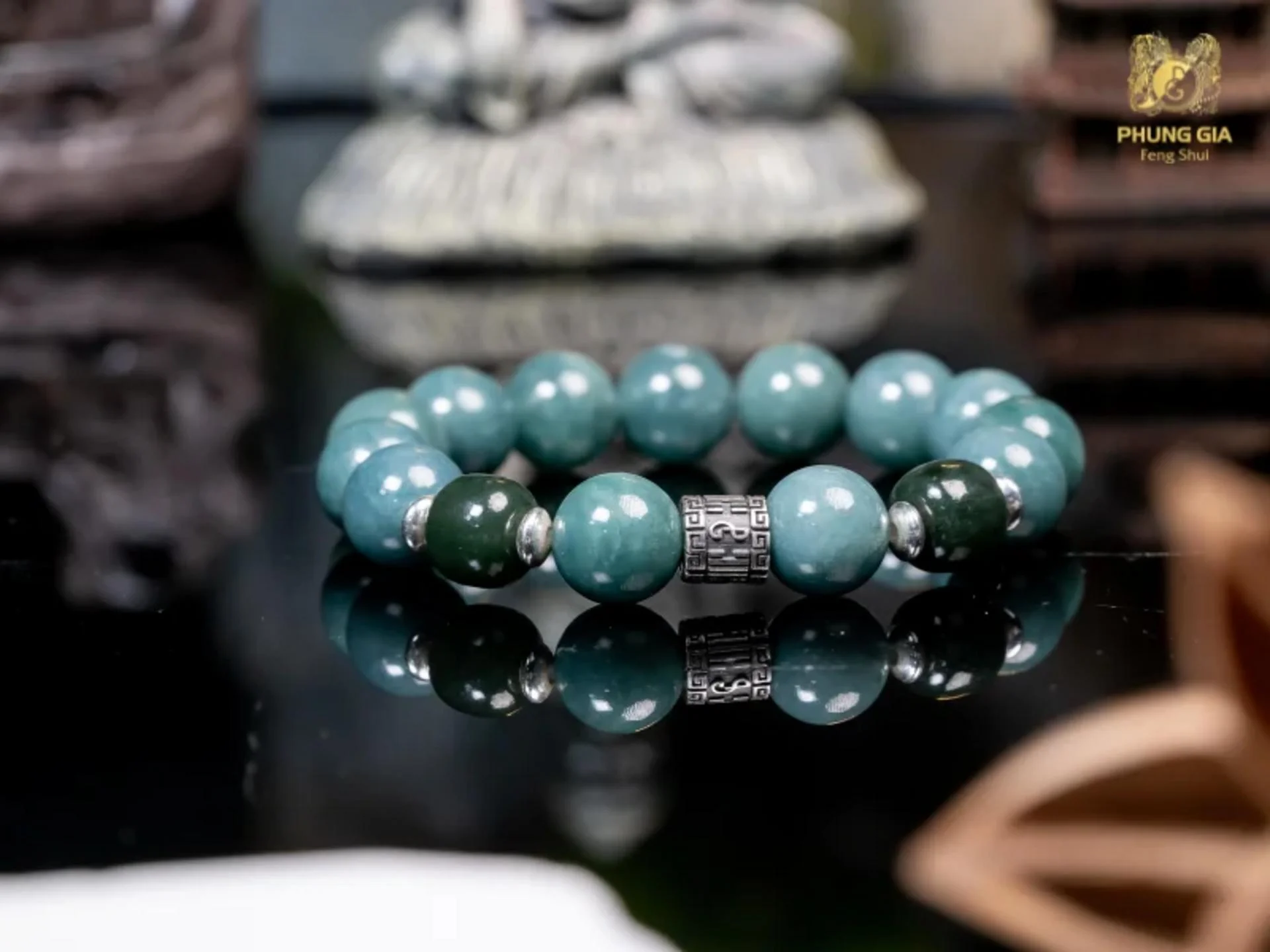 Vòng tay không chỉ mang ý nghĩa phong thủy, mà còn là lá chắn năng lượng, giúp gia chủ bình an, điềm tĩnh và hanh thông trong năm Tam Tai