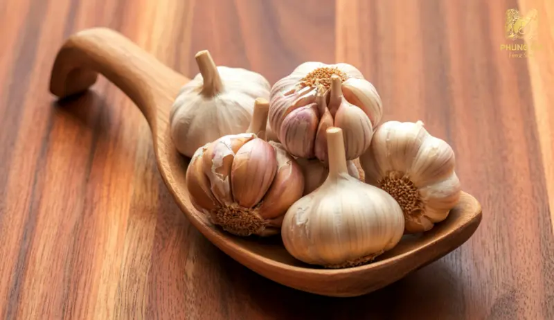 Từ góc nhìn khoa học, việc đặt tỏi dưới gối chủ yếu mang tác dụng trấn an tâm lý và tạo cảm giác an toàn khi ngủ