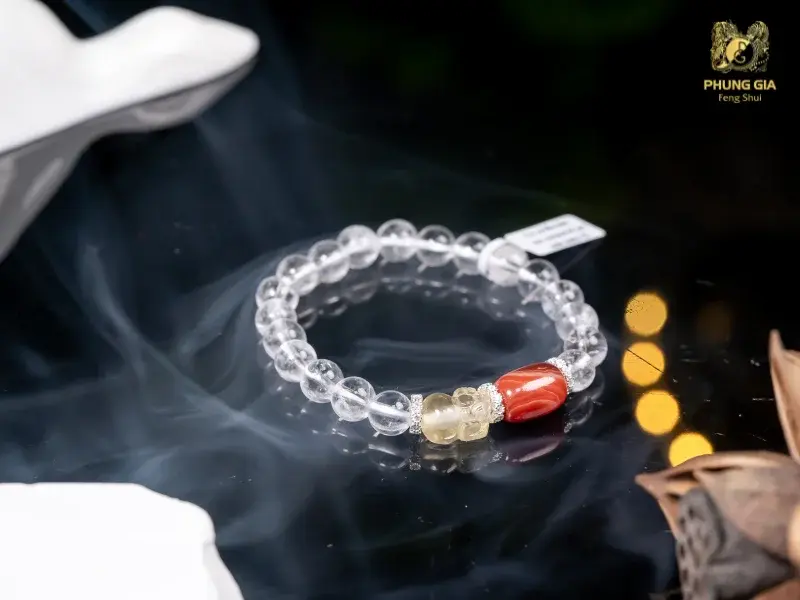 Vòng kết hợp linh vật phong thủy được nhiều người lựa chọn như một vật phẩm mang ý nghĩa bảo hộ và nhắc nhở sống thiện lành