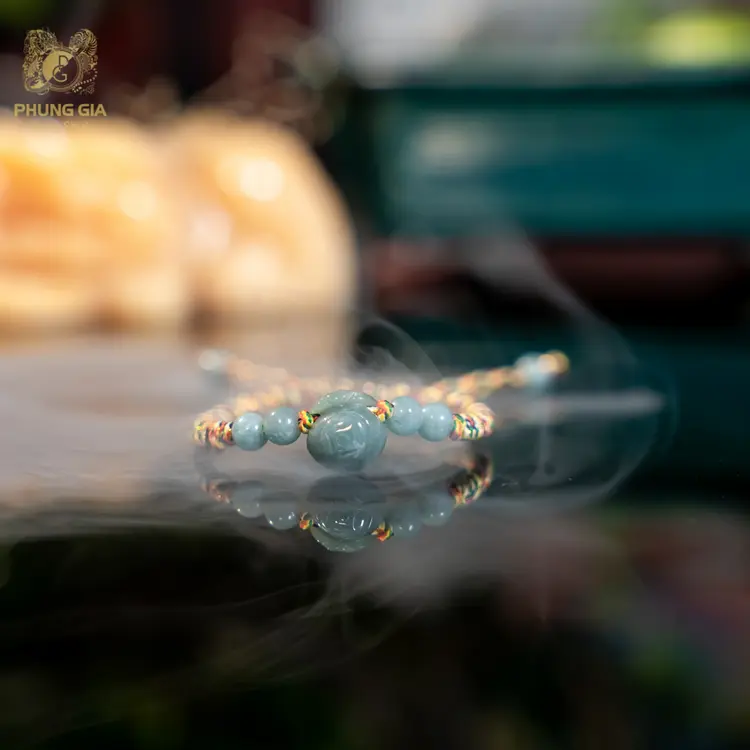 Vòng Tài Lộc Ngũ Sắc được coi là vật phẩm hộ mệnh, có khả năng bảo vệ chủ nhân khỏi vận xui, đồng thời chiêu mời tài lộc, may mắn