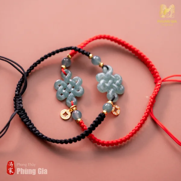 Sự kết hợp giữa Đồng Tâm Kết, đá Lam Ngọc và charm đồng tiền mạ vàng đã tạo nên đấu pháp phong thủy mang nguồn năng lượng tích cực