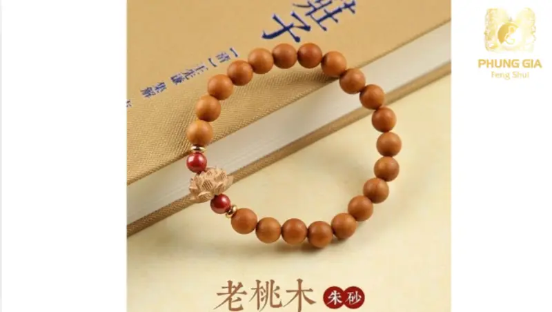 Vòng tay hoặc mặt dây chuyền gỗ đào được xem như vật hộ thân, hỗ trợ tinh thần vững vàng