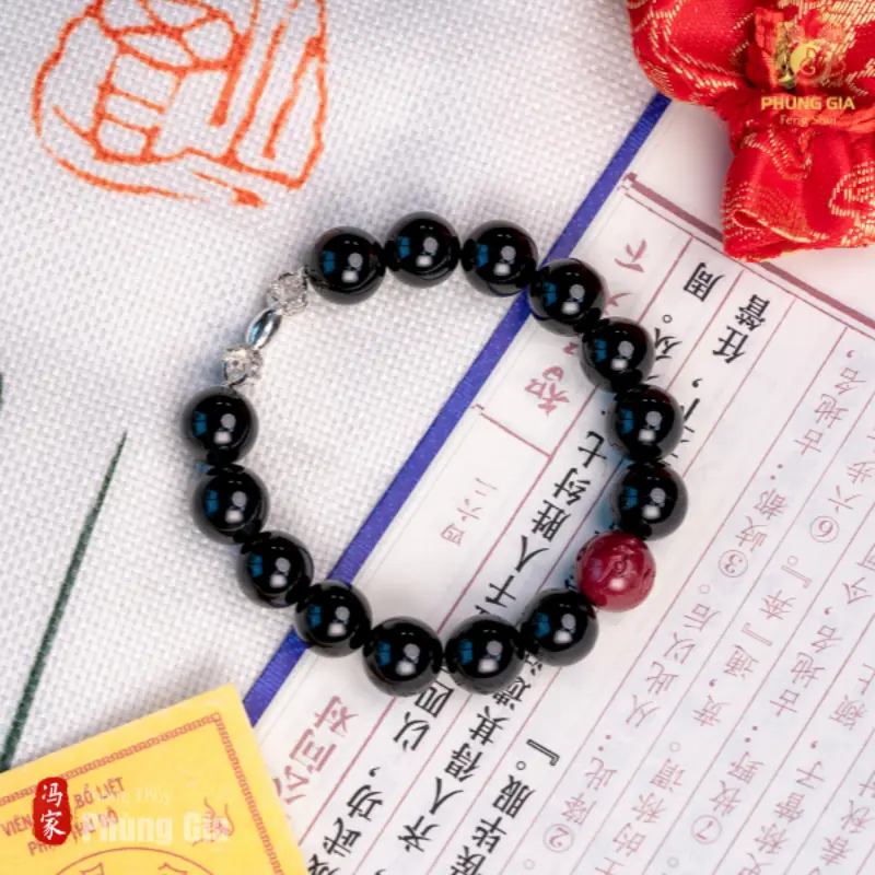 Vòng Tay Huyền Tâm phù hợp với người đang trên hành trình chữa lành, tu tập hoặc tìm kiếm sự cân bằng nội tâm, như một vật phẩm hộ thân mang ý nghĩa tinh thần