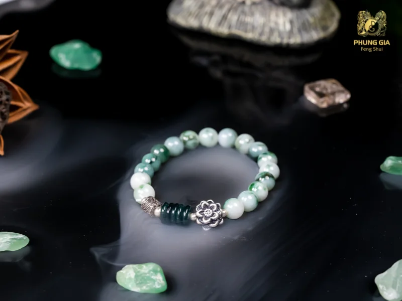 Vòng Tay Kế Đô Ngọc Bích Hoa Bay được Phong Thủy Phùng Gia thiết kế dựa trên nguyên lý tam hành Kim - Mộc - Thủy kết hợp để tiết và hóa Thổ, phù hợp dùng trong năm bị Kế Đô chiếu.