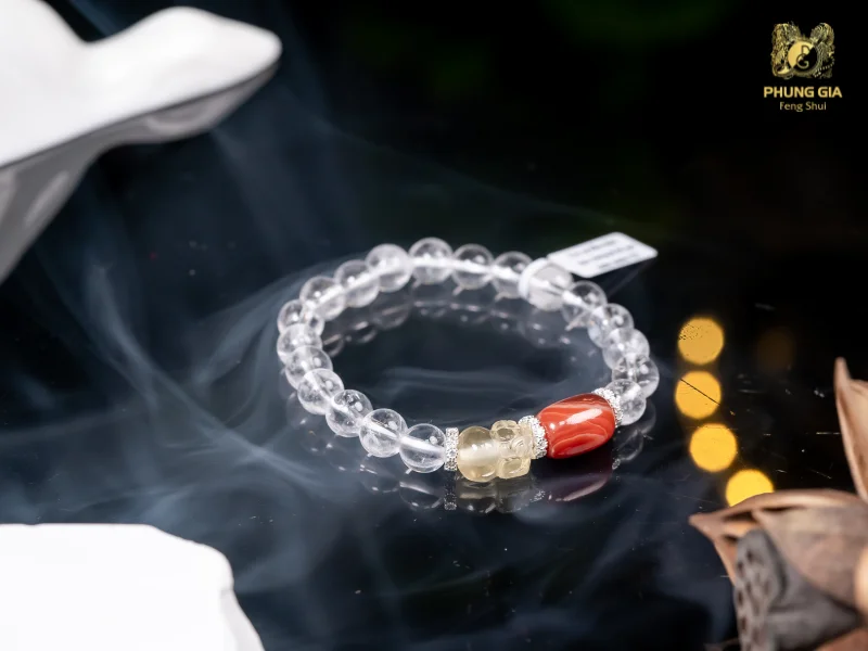 Vòng tay Kim Tỳ Bảo được chế tác từ Tỳ Hưu - linh vật chiêu tài tụ lộc kết hợp cùng thạch anh trắng và hồng vận châu Tây Tạng