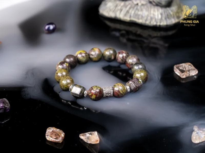 Vòng tay La Hầu Huyết Rồng là một đấu pháp được nghiên cứu và ứng dụng nhằm giảm trừ hung khí của sao La Hầu