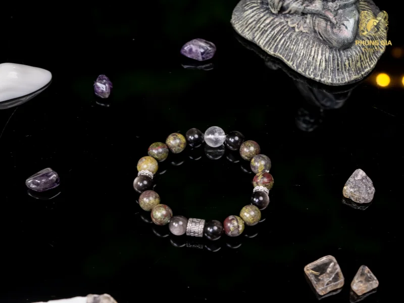 Nhờ sự kết hợp hài hòa giữa các loại đá quý và charm bạc, Vòng tay La Hầu Huyết Rồng hóa hung - tăng cát