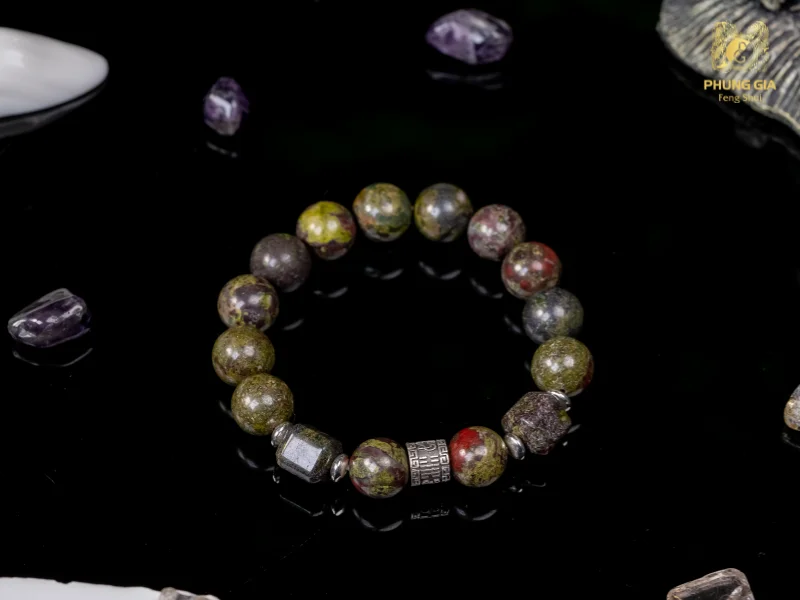 Vòng tay được gia trì và khai quang bởi các cao tăng, đồng thời cá nhân hóa theo tuổi, mệnh và vận trình gia chủ để đạt hiệu quả tối ưu