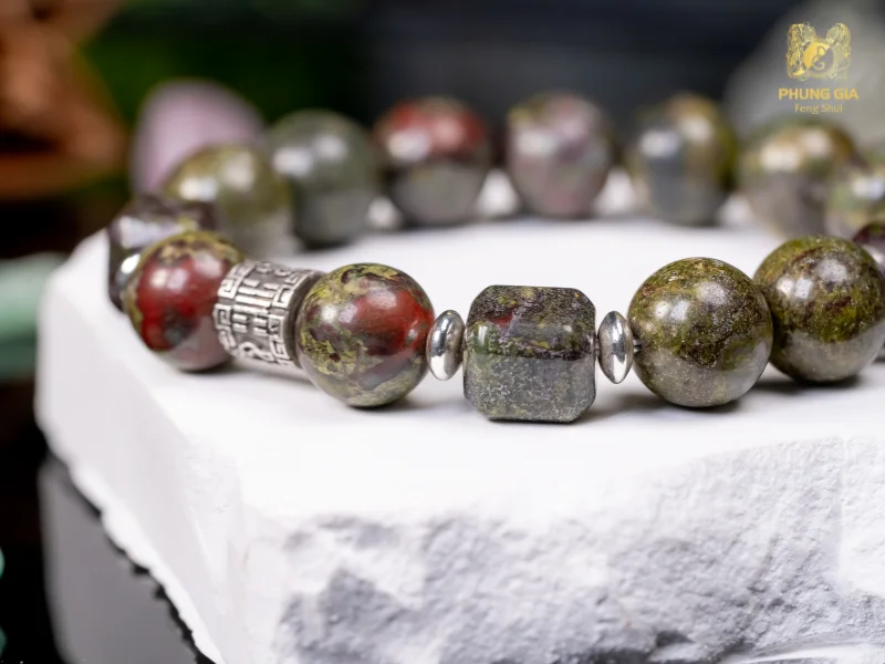 Sự kết hợp giữa Hạt Huyết Rồng và Charm bạc tạo nên một nguồn năng lượng hài hòa, vừa bảo vệ thân mệnh, vừa kích hoạt cát khí, mang lại bình an, thịnh vượng và may mắn