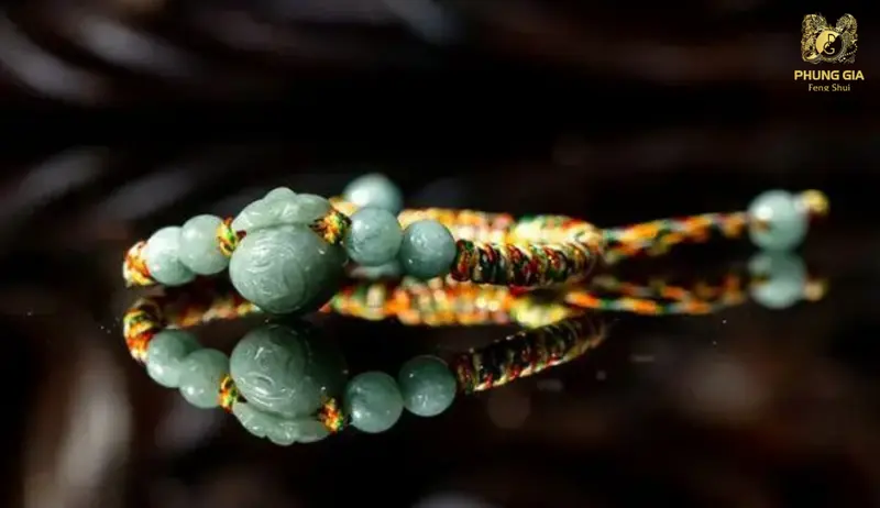 Vòng tay Ngũ Sắc Tài Lộc mang biểu tượng của cân bằng và thịnh vượng