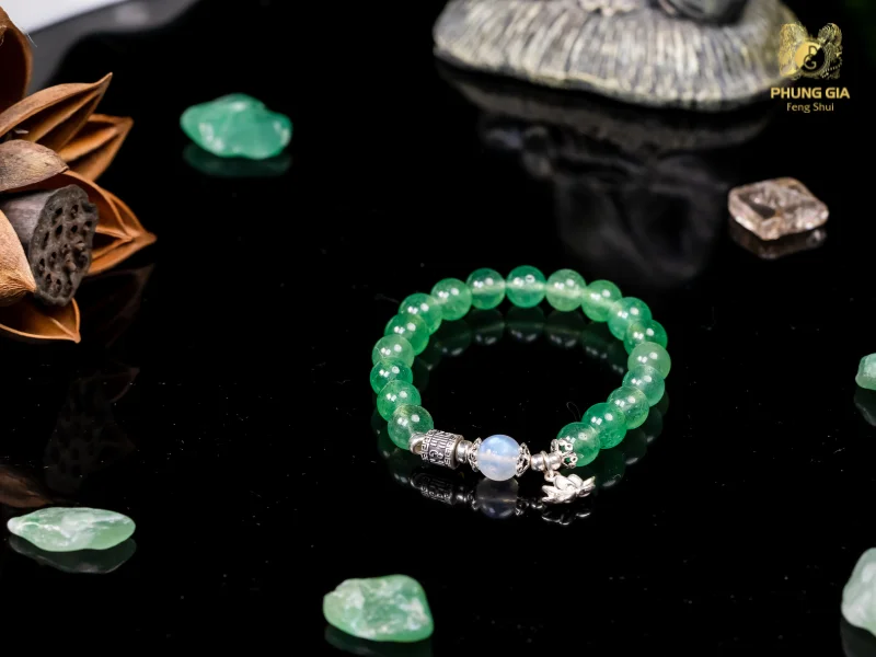 Vòng tay Tam Tai Dâu Tây Xanh của Phong Thủy Phùng Gia được chế tác từ đá quý thiên nhiên cao cấp và được khai quang, trì chú bởi các ngai Cao Tăng đảm bảo linh khí, năng lượng khi sử dụng