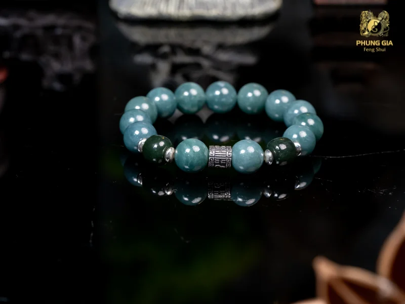 Vòng tay Tam Tai Lam Ngọc không chỉ là món trang sức phong thủy, mà còn là pháp khí mạnh mẽ, giúp người đeo duy trì năng lượng cân bằng trong năm Tam Tai
