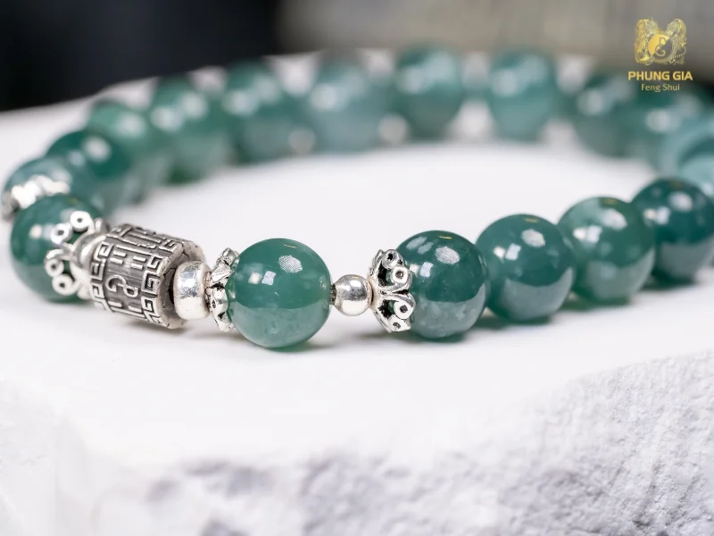 Vòng Tay Tam Tai Lam Ngọc được chế tác từ đá Lam Ngọc kết hợp với charm bạc khắc quẻ Trạch Sơn Hàm