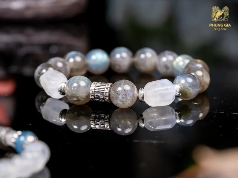 Vòng tay bảo vệ gia chủ khỏi tác động tiêu cực của năm Thái Bạch, tăng cường tài lộc và may mắn, cải thiện các mối quan hệ