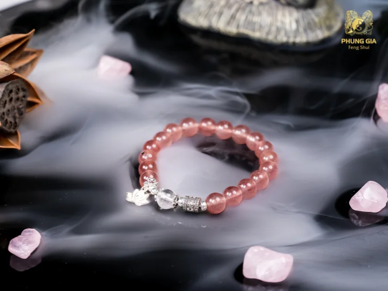 Ý nghĩa và công năng phong thủy của Vòng tay Thái Tuế Dâu Tây Hồng