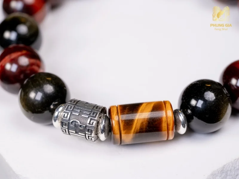 Bước sang năm 2026 Bính Ngọ, Vòng tay Thái Tuế Mắt Hổ Đỏ Nâu phù hợp với gia chủ tuổi Ngọ, Tý, Mão, Sửu